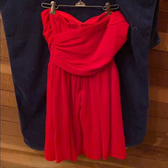 A red cocktail dress - Picture 2 of 4